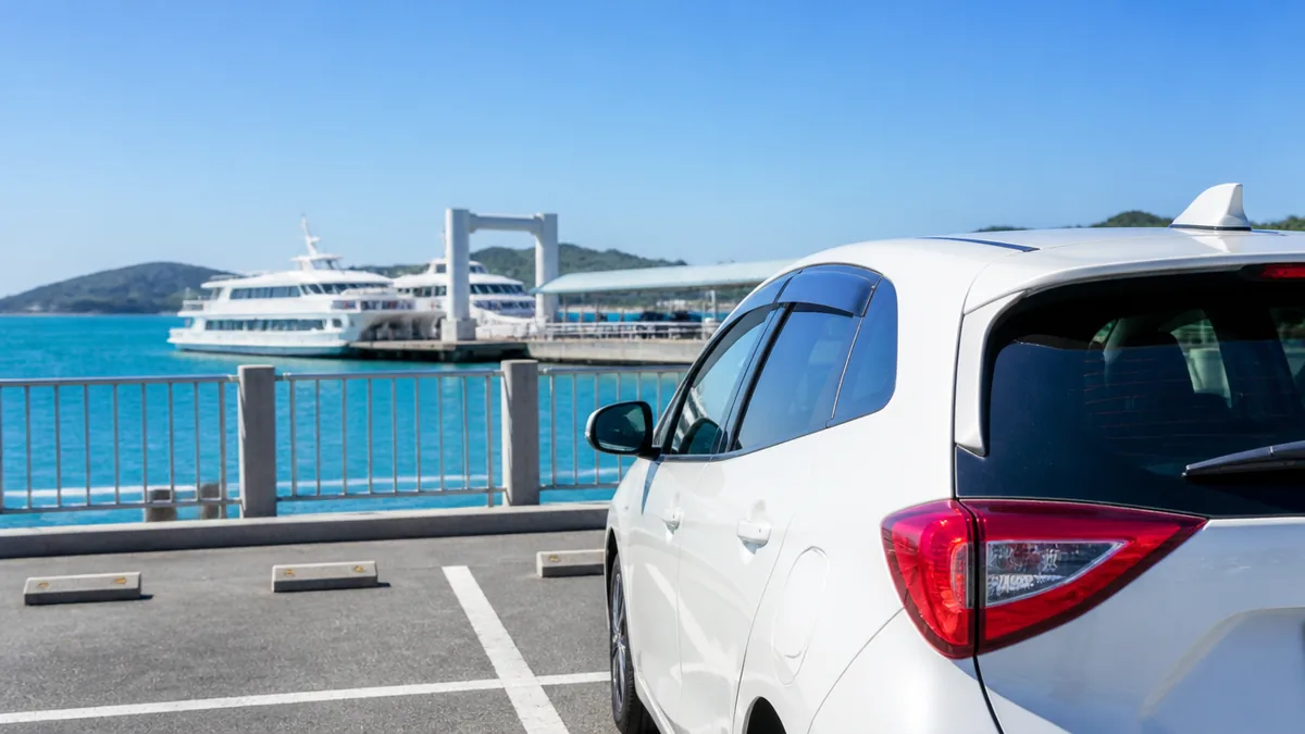 那覇で借りたレンタカーはどこに置く？泊港の駐車場と乗り場の距離の解説画像